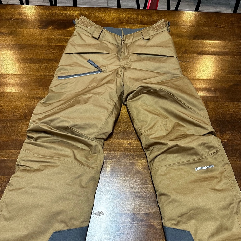 Brand new. Never worn. Patagonia ski pants size 10 kids.